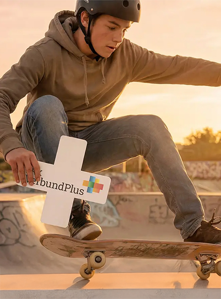 Junger Skateboarder mit Helm im Skatepark – BKK VerbundPlus begleitet Azubis gesund durch den Berufsstart.